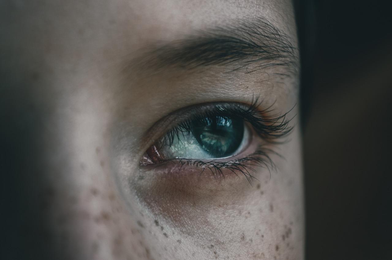 Porady dotyczące pielęgnacji skóry wokół oczu, aby zapobiec powstawaniu zmarszczek